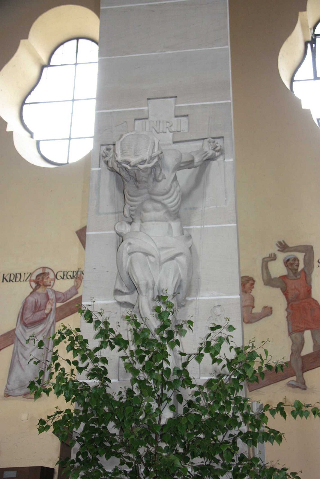 Steinkreuz im Kirchenschiff - Innengestaltung der Kirche
